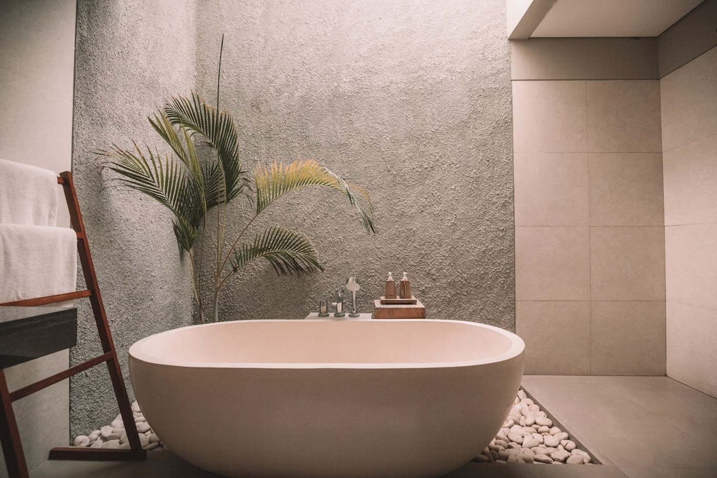 ציוד ספא נייד: מגבות, נרות ושמנים איכותיים לטיפול עד הבית